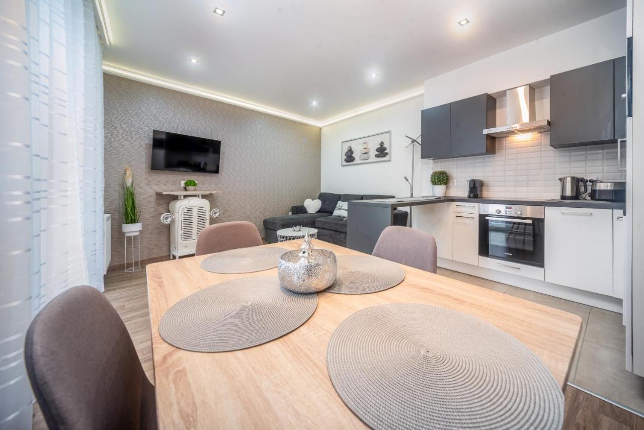 Grace Pine Apartment 3 Budapest Esterno foto